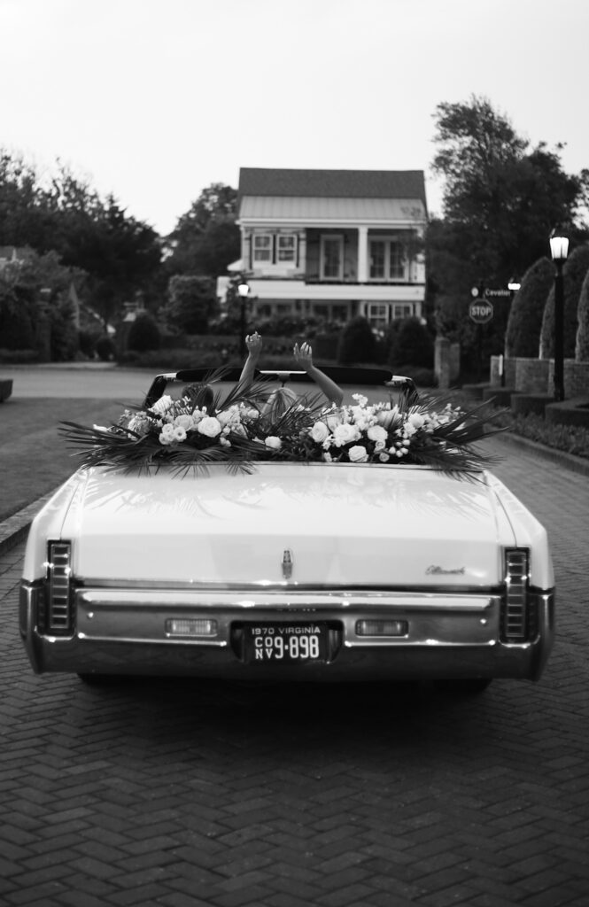 back of convertible wedding just married - Bisoux De Lune